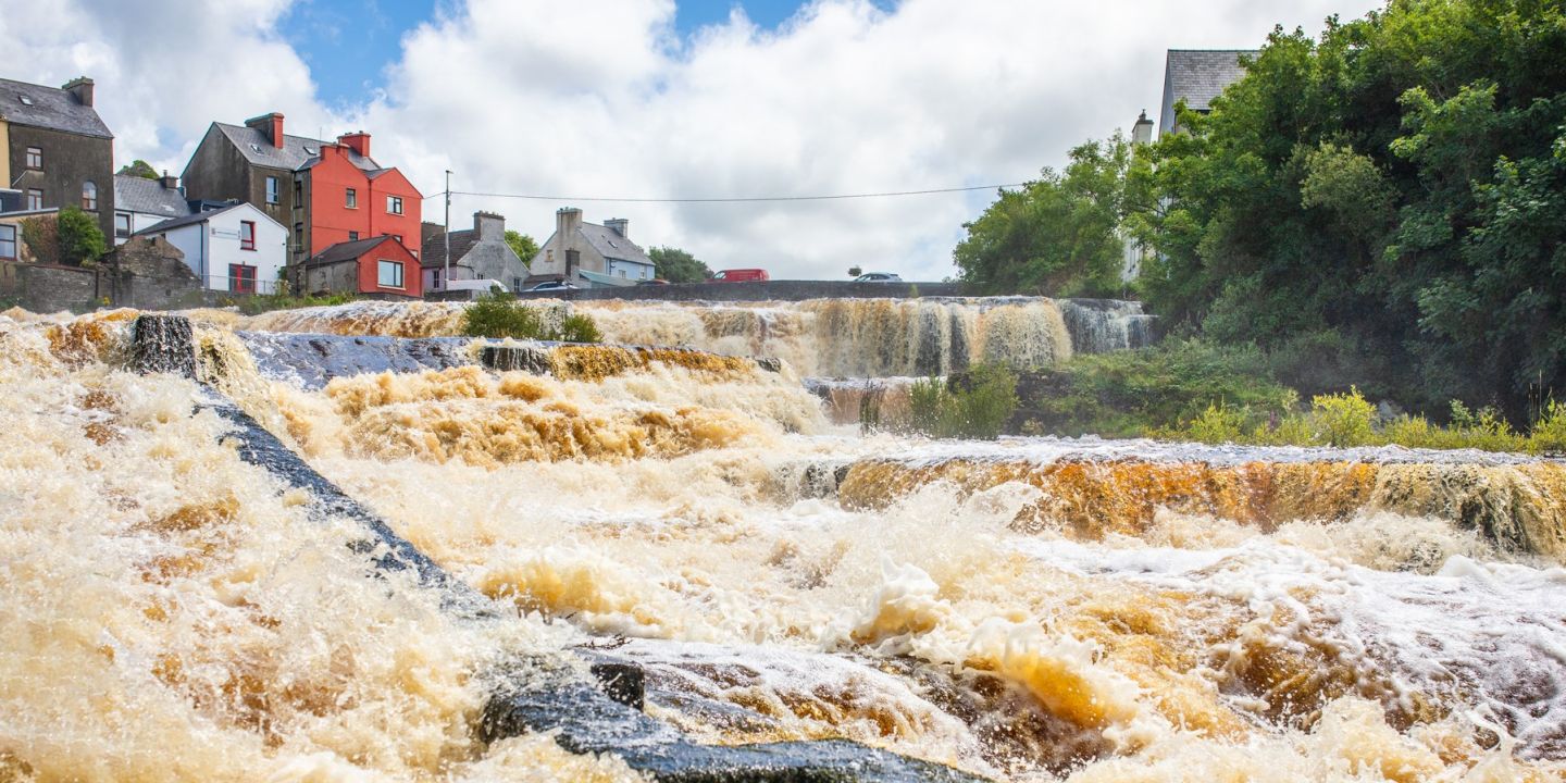 Cascades in full flow
